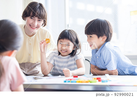 教育 英会話教室でレッスンを受ける子供とネイティブ講師 教育 英会話教室でレッスンを受ける子供とネイティブ講師 92990021