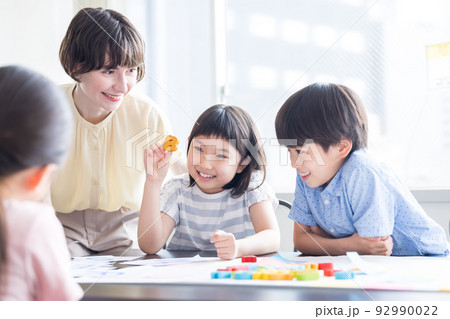 教育 英会話教室でレッスンを受ける子供とネイティブ講師 教育 英会話教室でレッスンを受ける子供とネイティブ講師 92990022