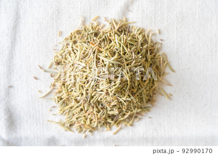 爽快感のある香りが特徴で、料理やハーブティーに使われるハーブ、ローズマリー 92990170