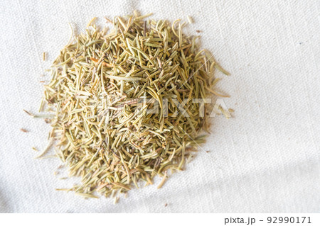 爽快感のある香りが特徴で、料理やハーブティーに使われるハーブ、ローズマリー 92990171