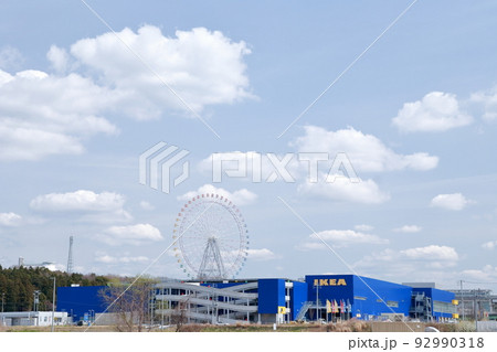 家具量販店と観覧車 92990318