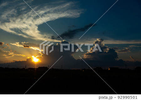 夏の日暮れ、入道雲と夕焼け空 92990501