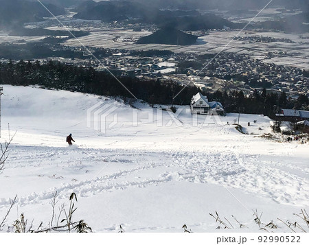 滋賀県の日本百名山伊吹山の雪山登山日記1:二合目付近から見る麓の街とロッジ 92990522
