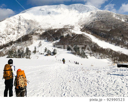 滋賀県の日本百名山伊吹山の雪山登山日記2:三合目の伊吹高原ホテル跡に到着、伊吹山を見上げる 92990523