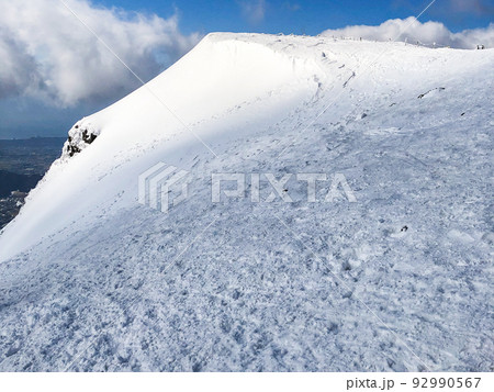 滋賀県の日本百名山伊吹山の雪山登山日記13:九合目の雪庇を見ながら、壁を慎重に下ります。  92990567