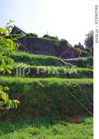 《兵庫県》河辺郡猪名川町 柏原の棚田と石垣と太陽 《兵庫県》河辺郡猪名川町 柏原の棚田と石垣と太陽 92990586