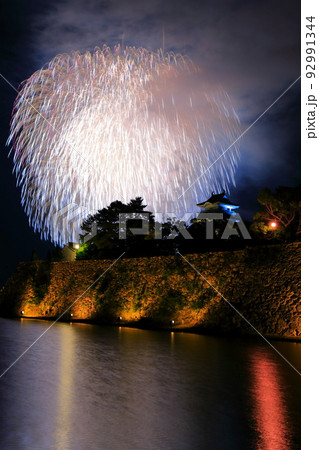 【愛媛県】今治城と今治おんまく花火大会 92991344