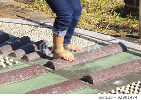 足ツボ歩道を裸足で歩く子供(4歳児/男の子) 92991474