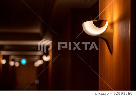 ホテルの廊下のお洒落なライト 92991566