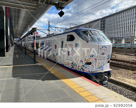 京都駅のプラットホームに停車する特急電車 92992056
