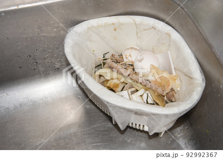 キッチンの流し台の角に、生ごみを捨てる「三角コーナー」 92992367