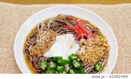 蕎麦とウドンが混在した冷やし麺 蕎麦とウドンが混在した冷やし麺 92992469