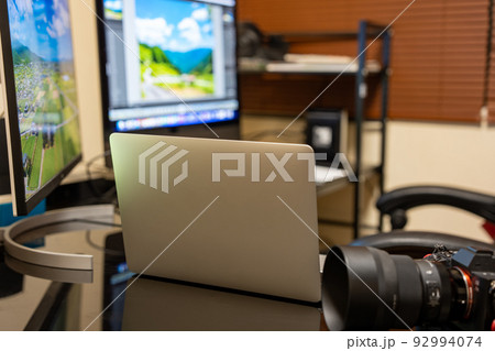 【クリエイター】ノートパソコンとカメラ 92994074