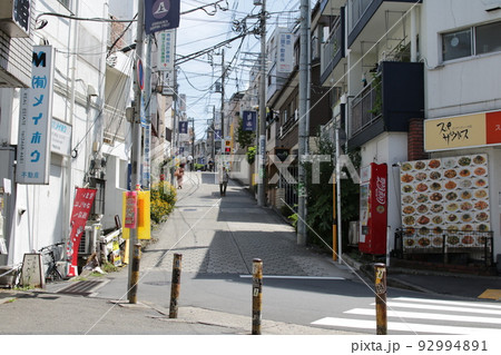 代々木上原　駅前の路地の日中風景 92994891