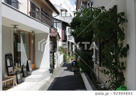 代々木上原　駅前の路地の日中風景 92994893