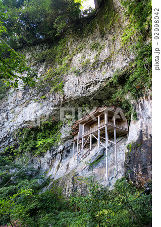 鳥取・三徳山三佛寺 投入堂（縦）断崖絶壁に建つ国宝 92998042