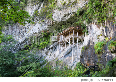 断崖絶壁に建つ国宝。三徳山三佛寺 投入堂(横) 断崖絶壁に建つ国宝。三徳山三佛寺 投入堂(横) 92998044