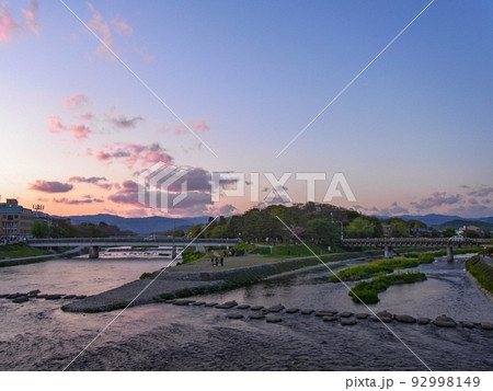 京都・出町柳の三角州「鴨川デルタ」夕景 京都・出町柳の三角州「鴨川デルタ」夕景 92998149