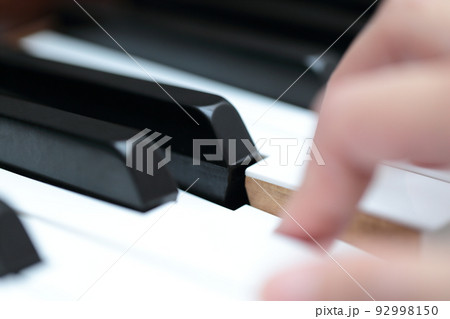ピアノを弾く女性の指 ピアノを弾く女性の指 92998150