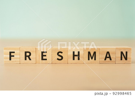 新人・新入生・新参者のイメージ|「FRESHMAN」と書かれたブロック 新人・新入生・新参者のイメージ|「FRESHMAN」と書かれたブロック 92998465