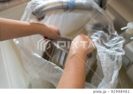 キッチンの換気扇掃除 92998481
