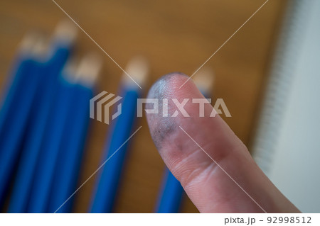 鉛筆で指が汚れる 92998512