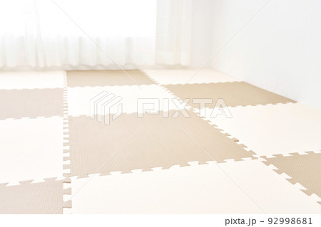 部屋に敷かれたジョイントマット　無人 92998681