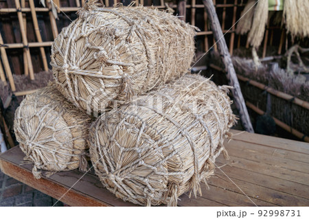 米俵を3俵積み上げる　古い歴史ある風景 92998731