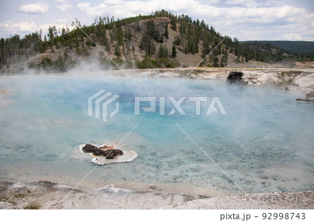 イエローストーン国立公園　イクセルシア間欠泉 Excelsior Geyser Crater 92998743