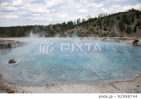 イエローストーン国立公園　イクセルシア間欠泉 Excelsior Geyser Crater 92998744