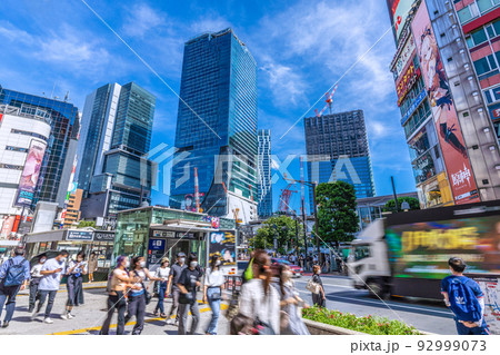 日本の東京都市景観 渋谷駅。東急東横店解体工事も進捗…。桜丘口再開発のビルに窓ガラスが…＝8月10日 92999073