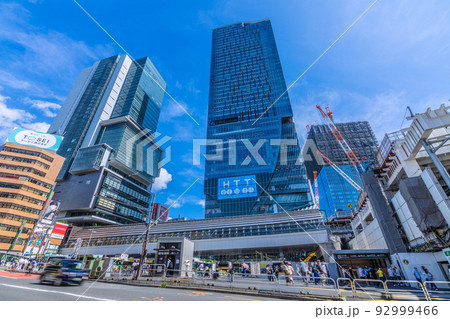 日本の東京都市景観　渋谷のビジネス街や銀座線渋谷駅。ホームの中には車両の姿が見える＝8月10日 92999466