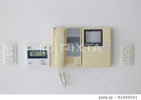 インターホンと給湯器リモコン_照明スイッチ 92999591
