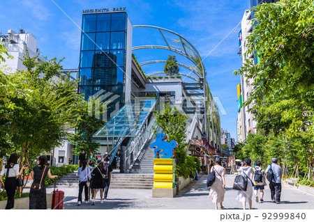 日本の東京都市景観 25万人超全国最多。世界最多3週連続。…行動制限なし、渋谷横丁＝8月10日 92999840
