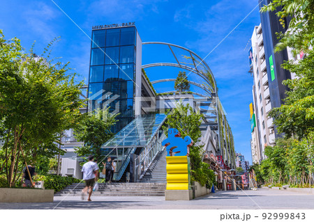 日本の東京都市景観 25万人超全国最多。世界最多3週連続。…行動制限なし、渋谷横丁＝8月10日 92999843