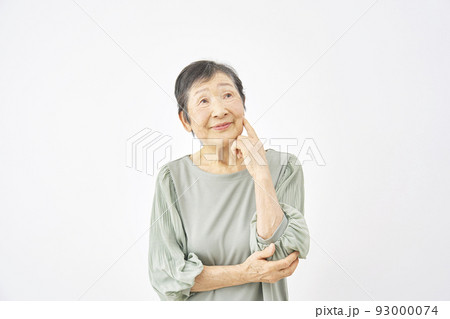白バックで考えるシニア女性 93000074