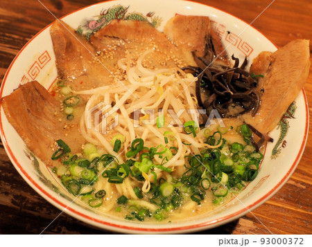 ラーメン隼（田舎食改革第1弾嗚呼隼本店）の醤油麺チャーシュー5枚　大分県竹田市直入町大字長湯 93000372