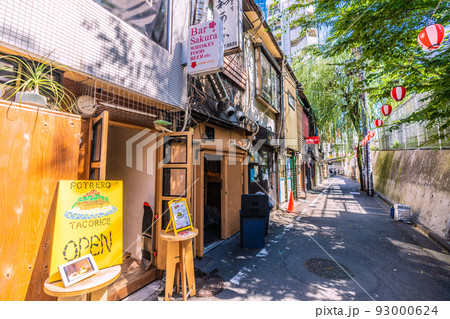 日本の東京都市景観 25万人超全国最多。世界最多3週連続。…行動制限なし、のんべい横丁=8月10日 日本の東京都市景観 25万人超全国最多。世界最多3週連続。…行動制限なし、のんべい横丁=8月10日 93000624
