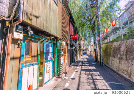 日本の東京都市景観 25万人超全国最多。世界最多3週連続。…行動制限なし、のんべい横丁＝8月10日 93000625
