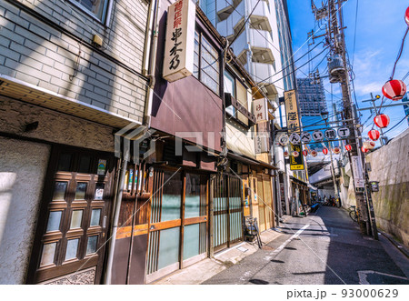 日本の東京都市景観 25万人超全国最多。世界最多3週連続。…行動制限なし、のんべい横丁＝8月10日 93000629