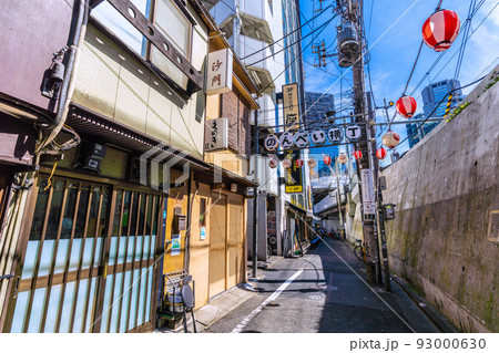 日本の東京都市景観 25万人超全国最多。世界最多3週連続。…行動制限なし、のんべい横丁＝8月10日 93000630