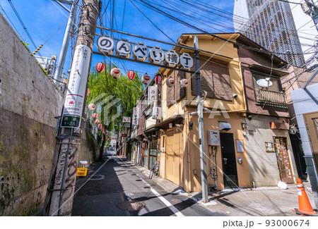 日本の東京都市景観 25万人超全国最多。世界最多3週連続。…行動制限なし、のんべい横丁＝8月10日 93000674