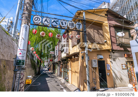 日本の東京都市景観 25万人超全国最多。世界最多3週連続。…行動制限なし、のんべい横丁＝8月10日 93000676