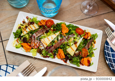 Salad of fresh lettuce with romesco sauce, anchovy fillets and cheese 93000842
