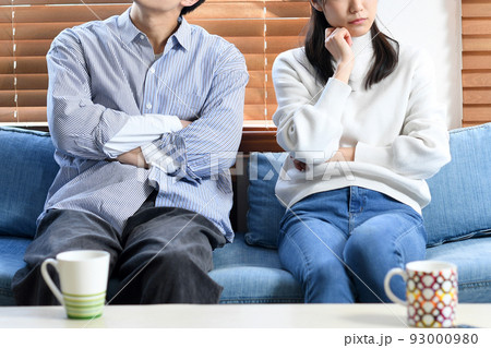 リビングで考え事(喧嘩)をするカップル リビングで考え事(喧嘩)をするカップル 93000980