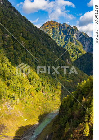 秋の立山黒部アルペンルート　黒部ダムから黒部峡谷側を望む 93001289
