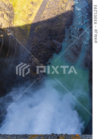 秋の立山黒部アルペンルート　黒部ダム（黒部湖）の観光放水 93001293