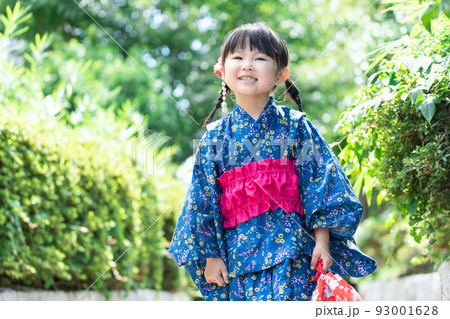 浴衣姿の4歳の子供（夏休み・お祭り・育児・子育て・女の子） 93001628