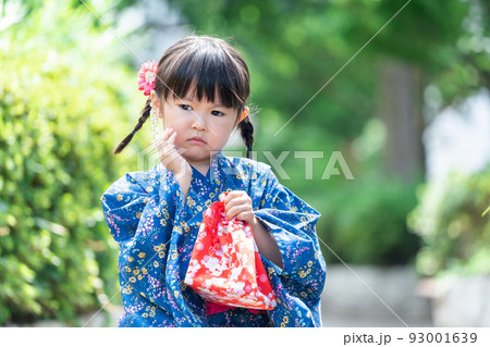 浴衣姿の4歳の子供(夏休み・お祭り・育児・子育て・女の子) 浴衣姿の4歳の子供(夏休み・お祭り・育児・子育て・女の子) 93001639