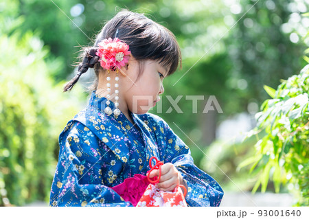 浴衣姿の4歳の子供（夏休み・お祭り・育児・子育て・女の子） 93001640